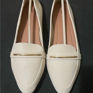 Elegant Cream Loafers with Gold Accent (SIZE 7) (READ DESCRIPTION)